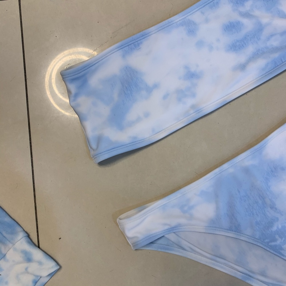 Tie dye!! Size med! With removable cups!
